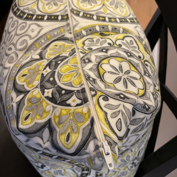 🎉HP🎉Beautiful Accent Pillow in EUC 🌟 Pretty Colors of Yellow, Gray, Black & … - Picture 10 of 11